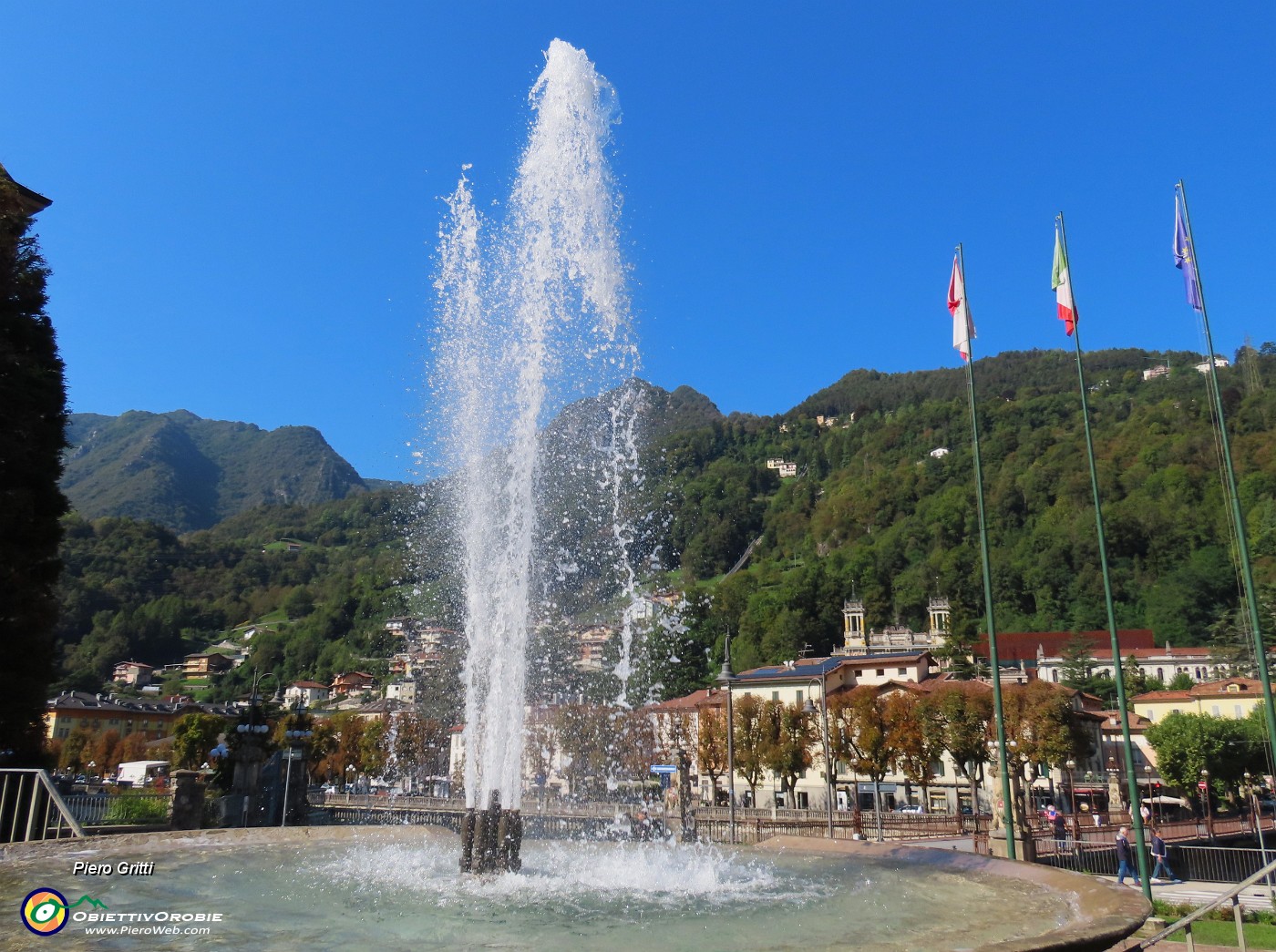 38 Spettacolare   fontana con spumeggianti alti getti  di acqua scrosciante.JPG